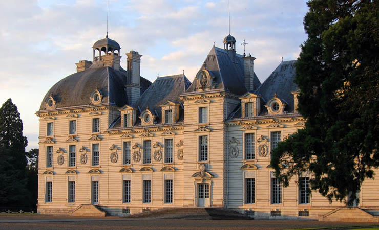 bicycle tours loire valley france chateau de Cheverny
