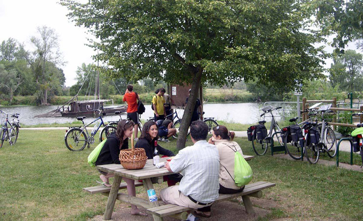 picnic on Loire river banks