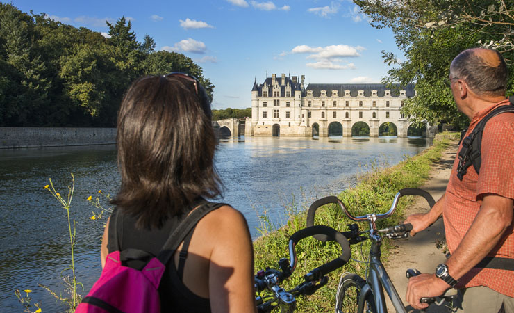 Cher river banks - château de Chenonceau