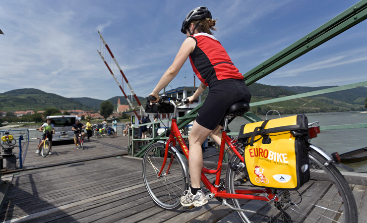 eurobike-donau-radweg-mit-kindern-radfahrer-bruecke-schifffahrt-11