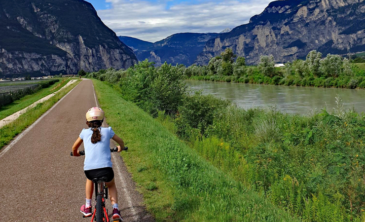 eurobike-suedtirol-fuer-familien-radweg-etsch-maedchen-19